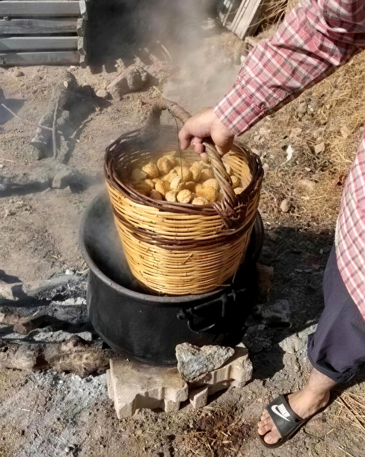 Geleneksel bandırma — kekikli sıcak suda kuru incir